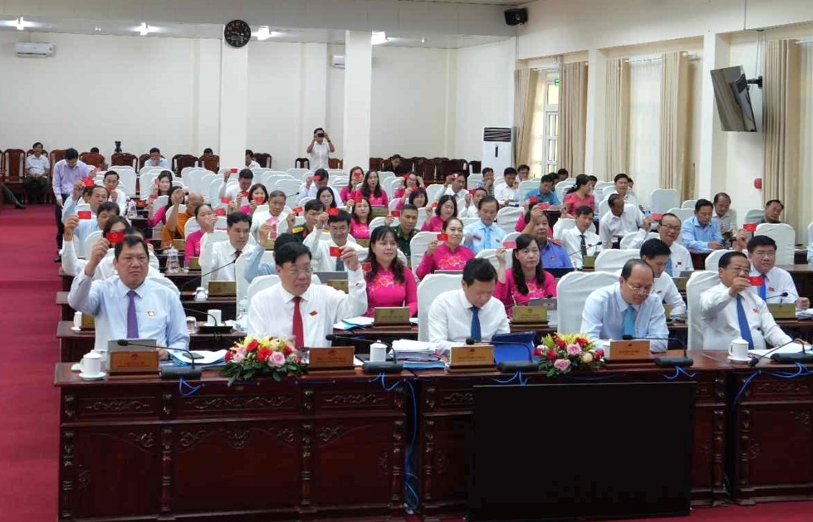 Đại biểu HĐND tỉnh Cà Mau biểu quyết tại kỳ họp