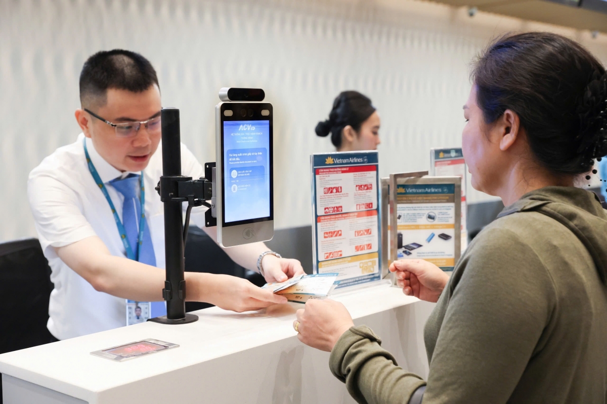 Hành khách đã check-in online gửi hành lý ký gửi tại quầy bagdrop tại nhà ga T3.