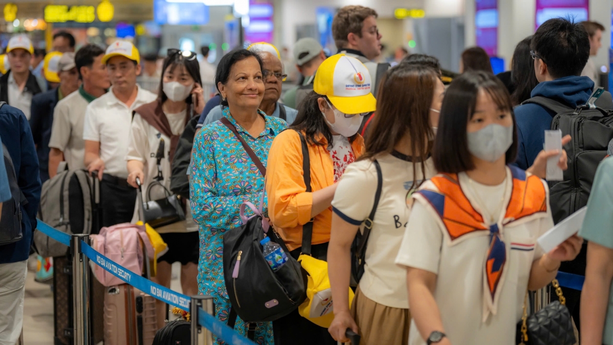 Khách quốc tế làm thủ tục tại CHK Nội Bài.