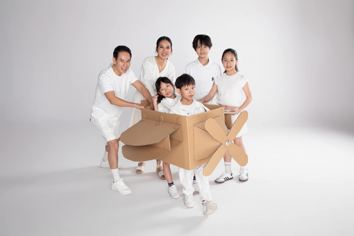 Tổ ấm của Lý Hải – Minh Hà ngày càng viên mãn với bốn thiên thần nhỏ: Rio, Cherry, Sunny và Mio. Dù bận rộn với công việc kinh doanh và làm phim, cả hai luôn ưu tiên dành thời gian chăm sóc, dạy dỗ các con. Cách nuôi dạy con của Lý Hải – Minh Hà là hướng đến giá trị sống giản dị, chân thành. Họ không nuông chiều hay tạo cho con cảm giác ỷ lại vào danh tiếng của cha mẹ. 