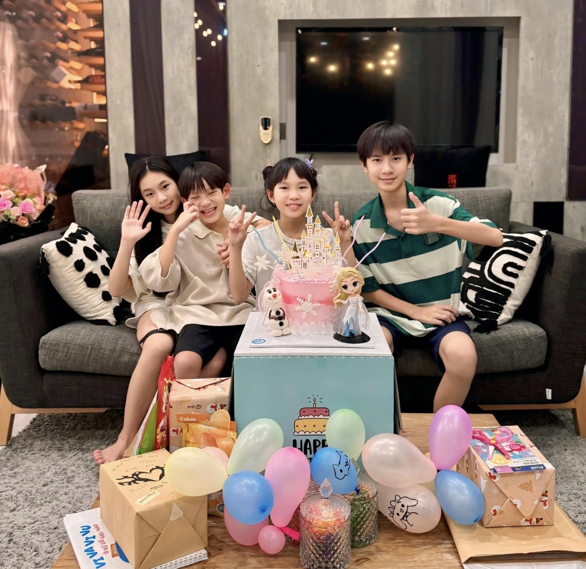 Trước Lật mặt 8, cả 4 người con của Lý Hải đều từng góp mặt trong các tác phẩm điện ảnh của anh, với vai diễn nhỏ. Riêng Cherry Hải My đã đóng các vai nhỏ, không thoại trong phim của bố từ năm 2015. 