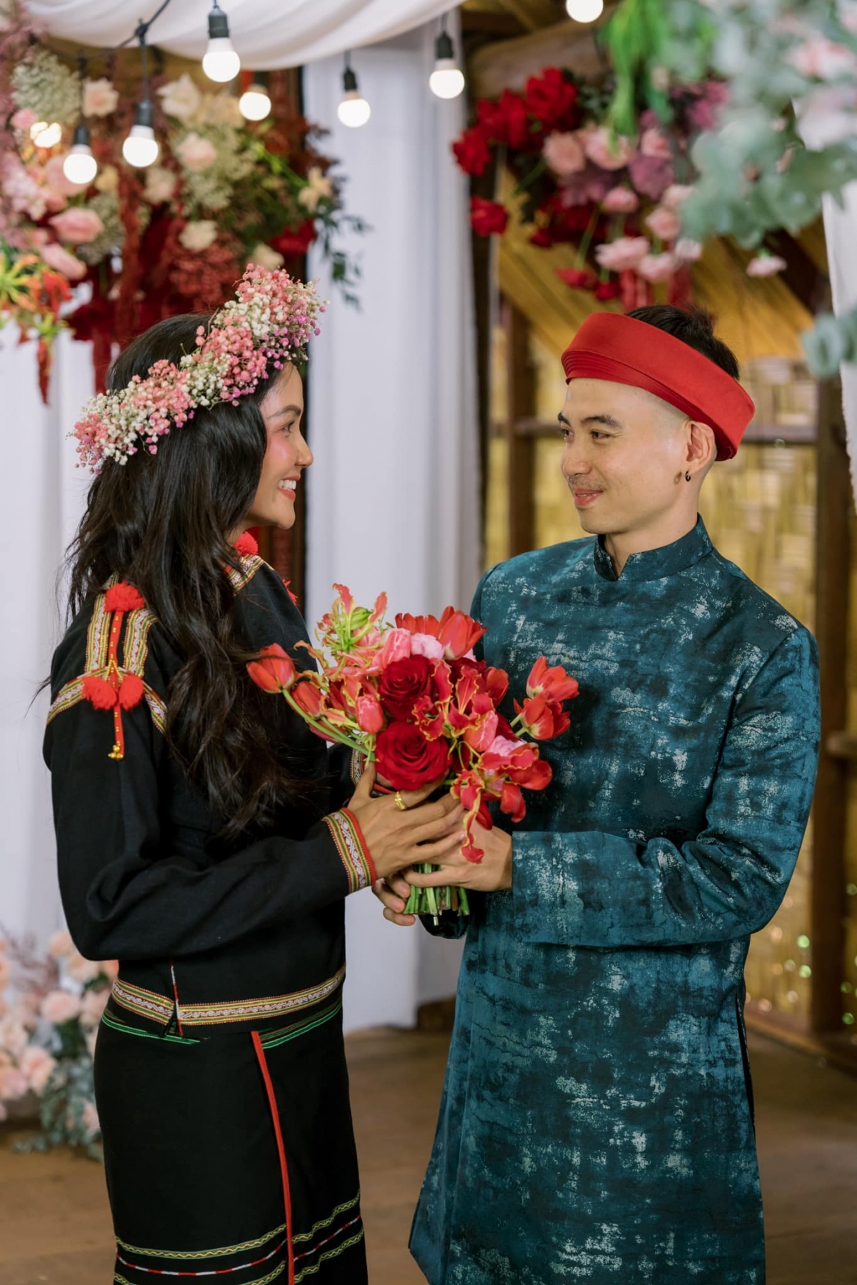Hoa hậu H’Hen Niê từng chia sẻ Tuấn Khôi là người ga-lăng, biết cách chăm sóc và quan tâm cô cũng như người thân trong gia đình. "Anh mang tới cho tôi nhiều cảm xúc khác nhau mà trước đây tôi chưa cảm nhận được. Ở cạnh anh ấy, tôi cảm thấy tin tưởng và bình yên lắm", người đẹp tiết lộ.