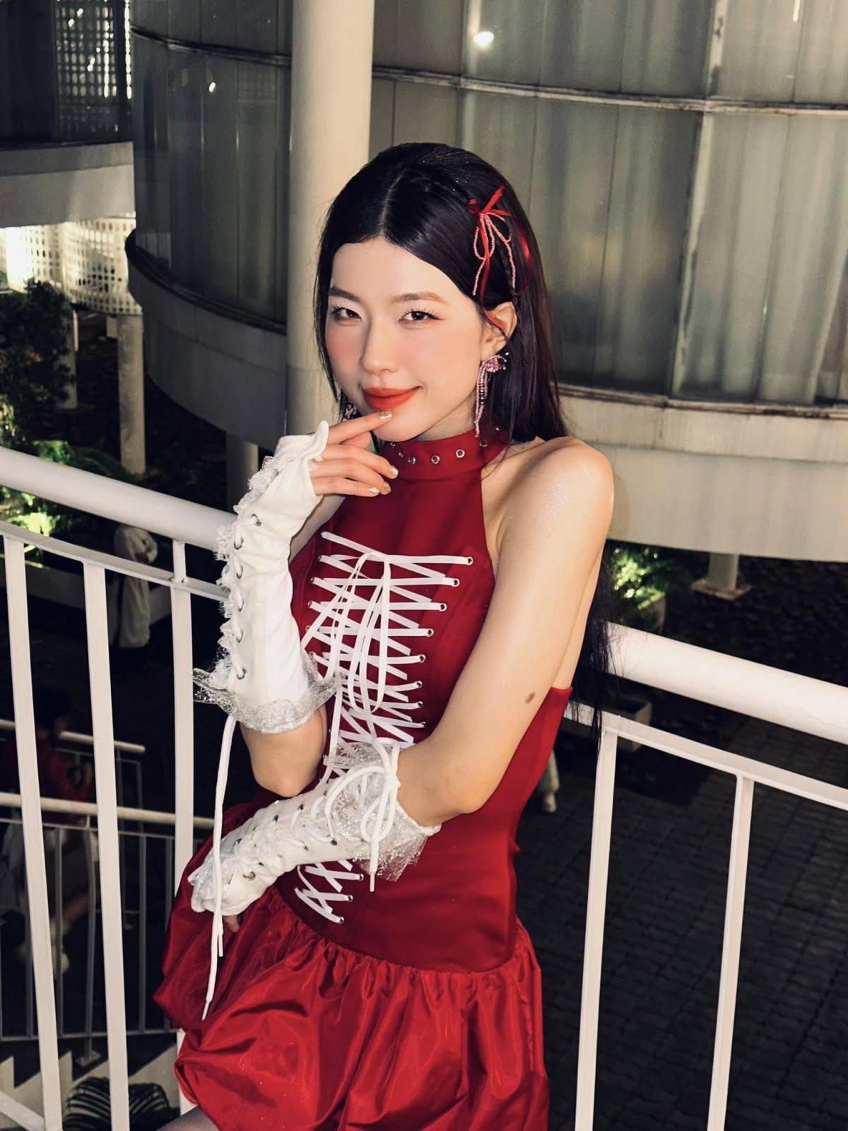 Ngoài đời thường, Diễm Hằng sở hữu nhan trong trẻo, nhẹ nhàng pha chút cá tính hiện đại, đúng chuẩn “nàng thơ Gen Z”. Cô có khuôn mặt thanh tú, nụ cười rạng rỡ cùng đôi mắt biết nói – điểm khiến nhiều người ấn tượng ngay từ cái nhìn đầu tiên. Diễm Hằng còn thu hút với phong cách thời trang gợi cảm, năng động.
