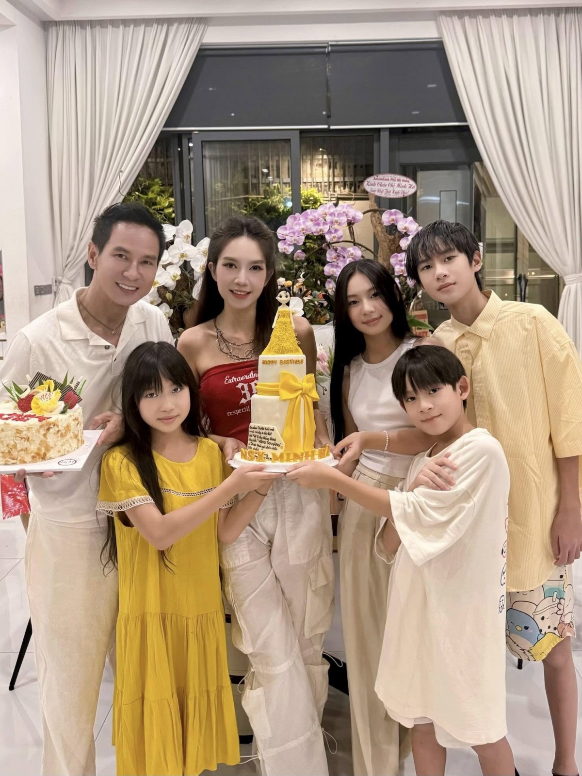 Gia đình Lý Hải - Minh Hà thường xuyên đi du lịch, khám phá thiên nhiên để gắn kết tình cảm. Trên mạng xã hội, những khoảnh khắc đời thường giản dị nhưng ấm áp của gia đình vợ chồng đạo diễn luôn nhận được "cơn mưa" lời khen từ người hâm mộ.