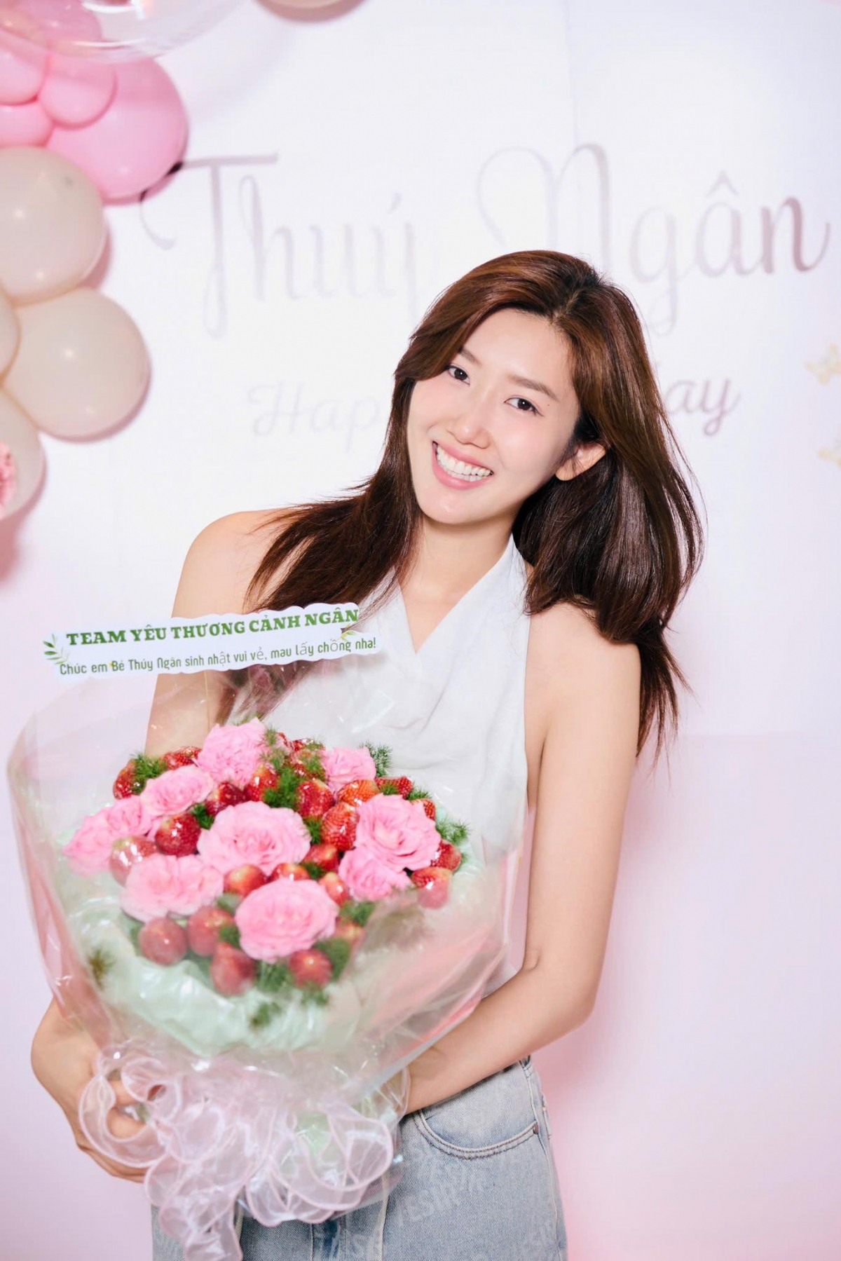 Thúy Ngân hạnh phúc khi được người hâm mộ tổ chức sinh nhật: “Cám ơn mọi người. Một buổi tiệc bất ngờ nhưng vô cùng hạnh phúc. Suýt nữa đã mặc đồ bộ và mang dép lê rồi”. (Nguồn: FBNV)