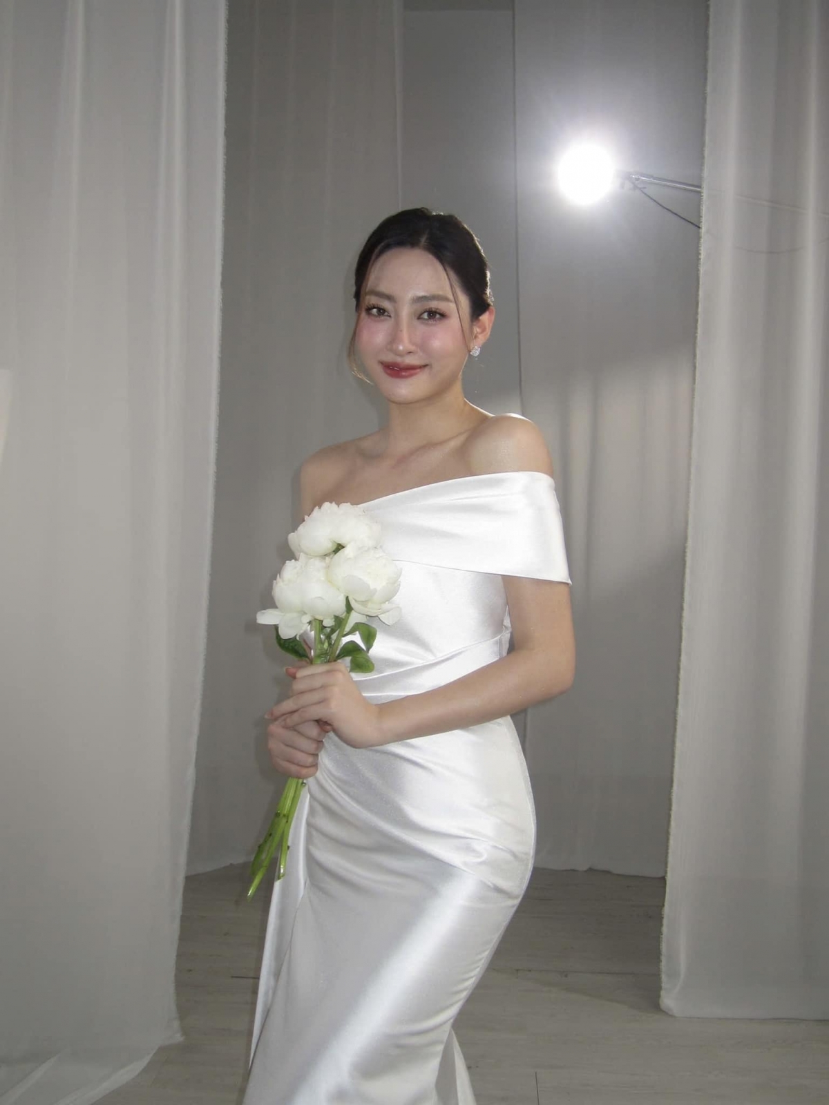 Hoa hậu Lương Thùy Linh vướng nghi vấn sắp kết hôn khi đăng ảnh mặc váy cưới, tay cầm hoa cưới với chú thích: “Chần chờ gì chồng ơi em đây. Em cũng chỉ cần một người nắm tay em đi đến tận cùng. Đi qua những tháng ngày bình yên của tuổi trẻ”. Hành động này của nàng hậu khiến cộng đồng mạng “bán tính bán nghi” nhưng dường như đây chỉ là "trò đùa" nhân ngày Cá tháng Tư. (Nguồn: FBNV)