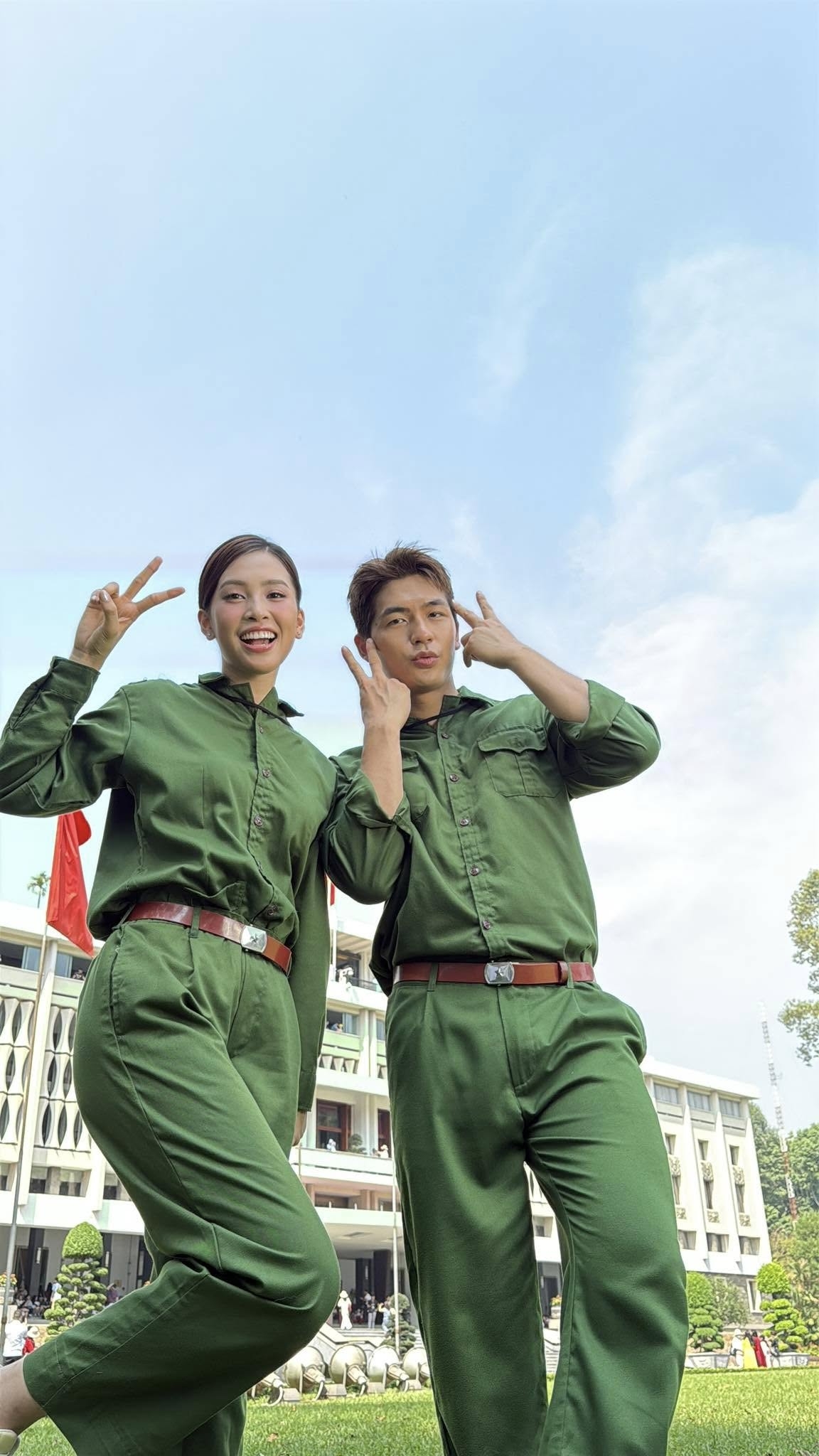 Hoa hậu Tiểu Vy đăng ảnh tại Dinh Độc Lập cùng diễn viên Quốc Anh: “Chào mừng tháng 4. Tháng của Đất nước”. (Nguồn: FBNV)