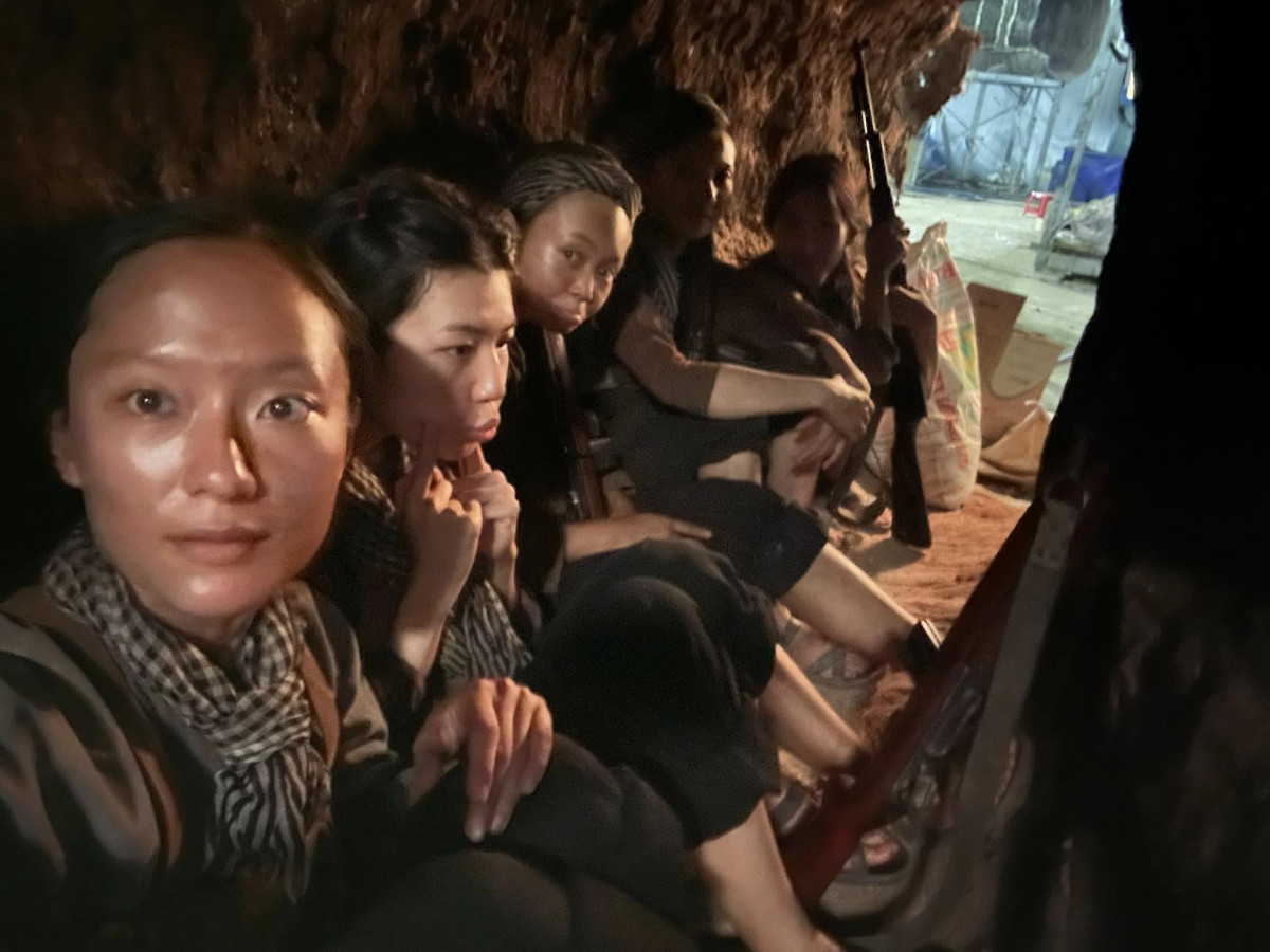 Để hóa thân vào vai diễn, Diễm Hằng cùng các diễn viên khác đã trải qua hai tháng huấn luyện chính trị và quân sự với sự hỗ trợ của Bộ Tư lệnh TP.HCM. Các bài tập gồm tháo ráp, bắn súng, học võ, học bơi, tập di chuyển trong địa đạo... Đặc biệt, các diễn viên còn tổ chức thi giảm cân để có ngoại hình rắn rỏi đúng chất chiến sĩ thời chiến.