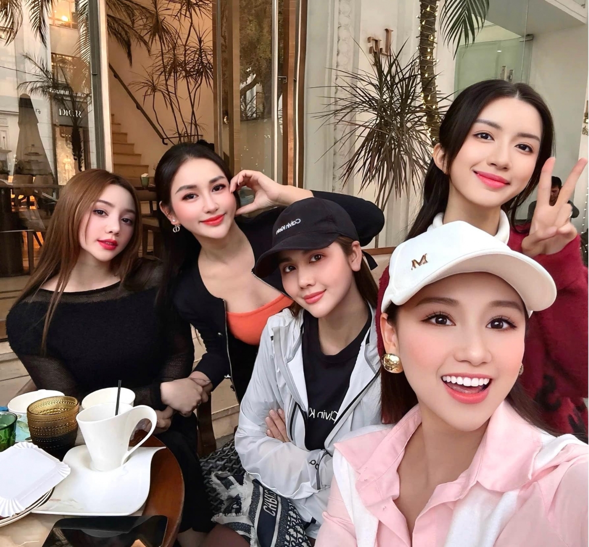 Lã Thanh Huyền check-in với hội bạn thân toàn mỹ nhân. Cô viết: "Khi bạn nhận thấy xung quanh mình đều là những người bạn tốt, những cộng sự đáng tin cậy, những con người lương thiện, đó chính là biểu hiện phúc lạc của bạn đang rất dồi dào".