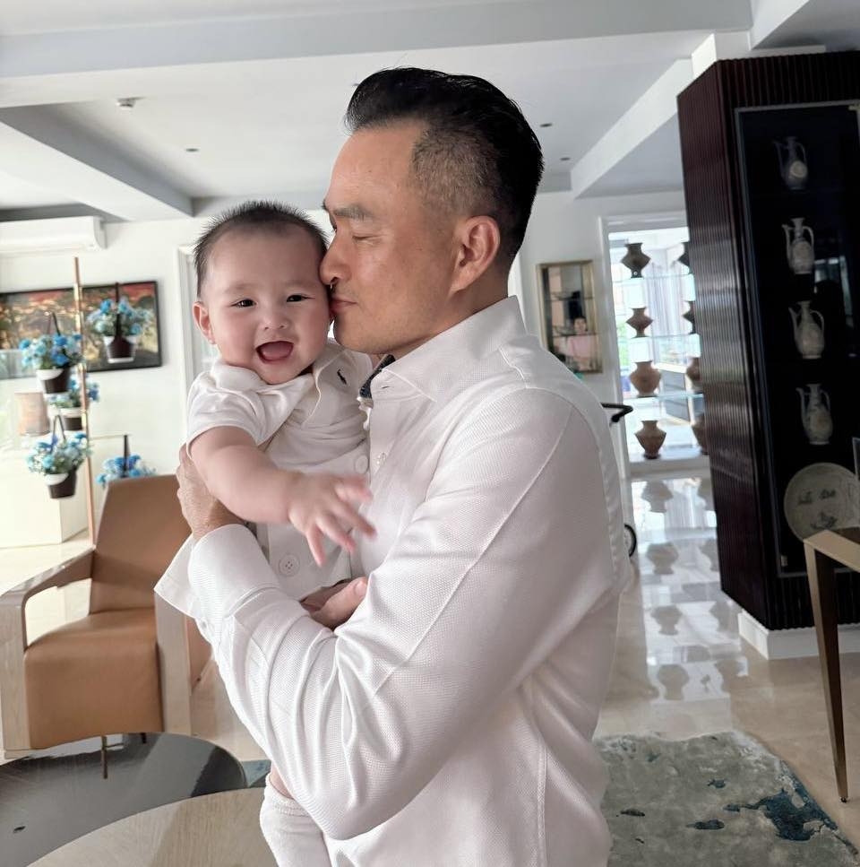 Chi Bảo cho biết anh thấy như được nạp thêm năng lượng khi ở bên con gái Gia Linh. (Nguồn: FBNV)