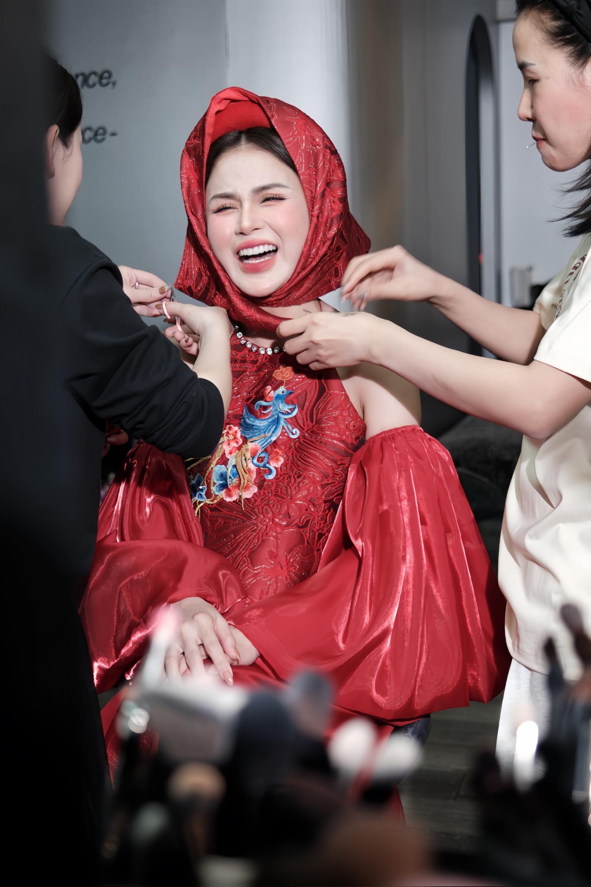 Lương Thu Trang khoe ảnh mặc áo yếm nhái phong cách của Hoà Minzy trong "Bắc Bling". Cô viết: "Một ngày đỏ rực bảo sao bạn mình hôm nay cáu thế".