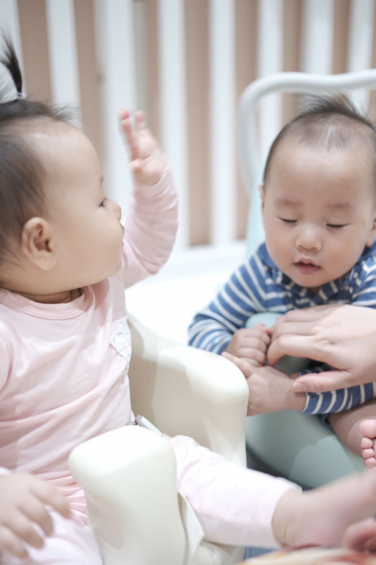Phương Oanh khoe cặp song sinh đáng yêu: “Đã làm gì đâu, đã chạm gì vào đâu mà nhắm mắt nhắm mũi zị", Thị Jen said.