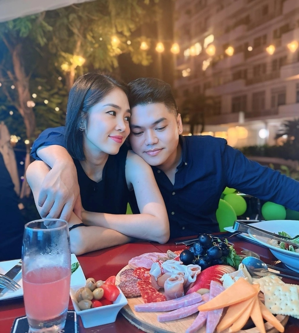 Diễn viên Lê Phương kỷ niệm 8 năm gắn bó chồng trẻ: "8 năm qua, biết bao chuyện đã xảy ra. Mong tương lai mình vẫn vững vàng như vậy, chồng nhé". (Nguồn: FBNV)