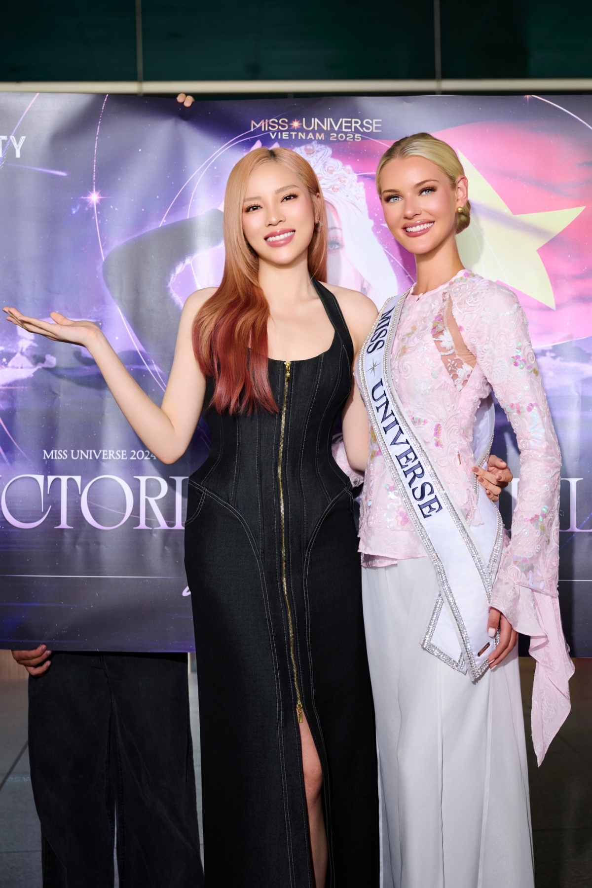 Hoa hậu Kỳ Duyên chào đón Miss Universe 2024 Victoria Kjær Theilvig. Ảnh: Miss Universe Vietnam