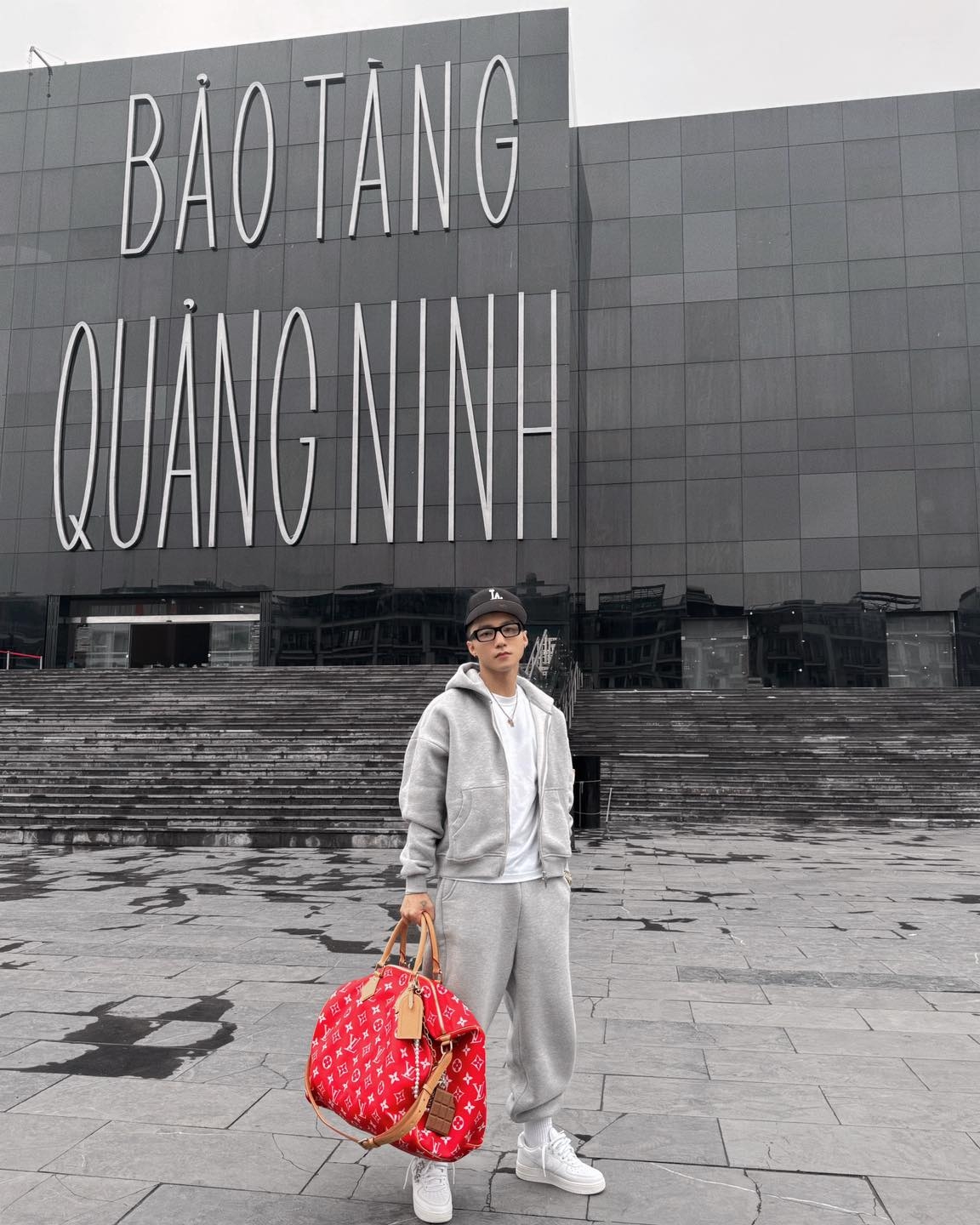 Sơn Tùng M-TP gây chú ý khi đăng tải loạt ảnh tại Bảo tàng Quảng Ninh, tiếp nối việc check-in tại các điểm du lịch, vui chơi của nhiều thành phố. Nam ca sĩ xuất hiện với phong cách quen thuộc, gồm set đồ thể thao trẻ trung, túi hiệu. Đây không phải lần đầu tiên Sơn Tùng M-TP tạo sự chú ý bằng việc check-in tại những điểm du lịch, vui chơi quen thuộc của giới trẻ. (Nguồn: FBNV)
