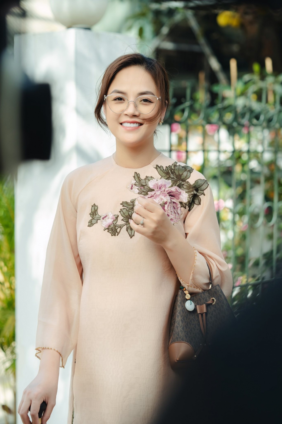 Diễn viên Thu Quỳnh tiết lộ cảnh cuối phim “Cha tôi, người ở lại” khi nhân vật Liên của cô trở về nơi đã nuôi dưỡng Nguyên. "Cảm ơn vai diễn này đã cho mình nhiều trải nghiệm khó tả. Thương Liên, một tâm hồn nhiều vết xước, một trái tim mong manh, một người phụ nữ trải qua nhiều tổn thương nhưng chưa hề chai sạn, một người biết yêu, biết thương nhưng chỉ là chưa đúng cách", nữ diễn viên chia sẻ trên trang cá nhân.