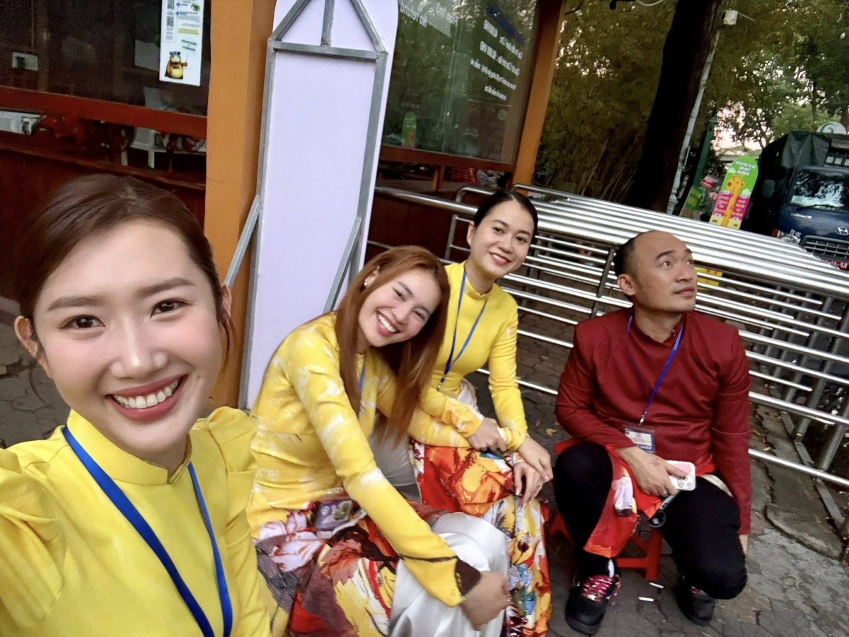 Tiến Luật, Lâm Vỹ Dạ, Lan Ngọc, Thúy Ngân tụ họp lúc 3h sáng trong đoàn diễu binh ở khu vực gần Thảo Cầm Viên, TP.HCM. (Nguồn: FBNV)