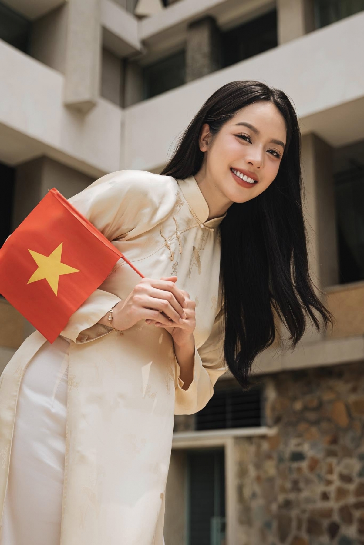 Hoa hậu Thanh Thủy chia sẻ : "Chào mừng Kỷ niệm 50 năm Ngày Giải phóng miền Nam, thống nhất đất nước (30/4/1975-30/4/2025)", Thanh Thủy chọn áo dài tông màu vàng nhẹ nhàng. Cô bày tỏ niềm tự hào khi chụp ảnh cùng lá cờ đỏ sao vàng.
