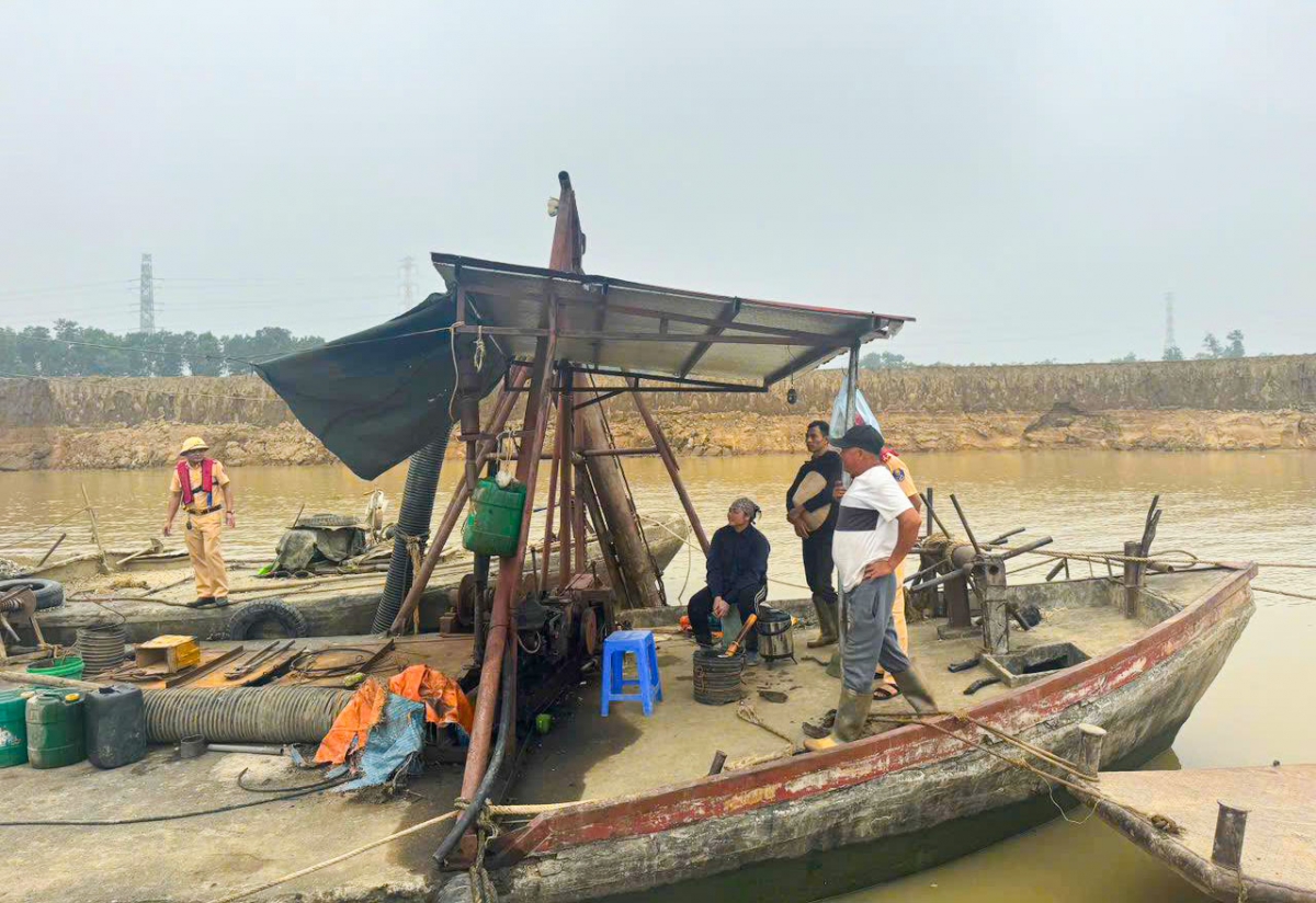 Lực lượng chức năng kiểm tra các tàu đang khai thác cát tại công trình của Công ty TNHH Quỳnh Phương