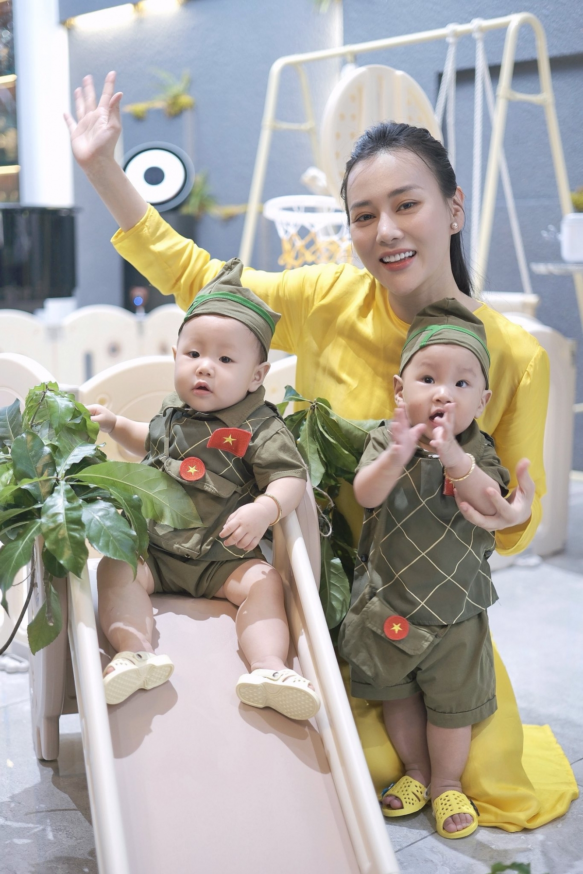 Cặp song sinh Jimmy - Jenny nhà Phương Oanh - Shark Bình nhận vô số lời khen khi được bố mẹ diện quần áo lấy cảm hứng từ trang phục của người lính. (Nguồn: FBNV)