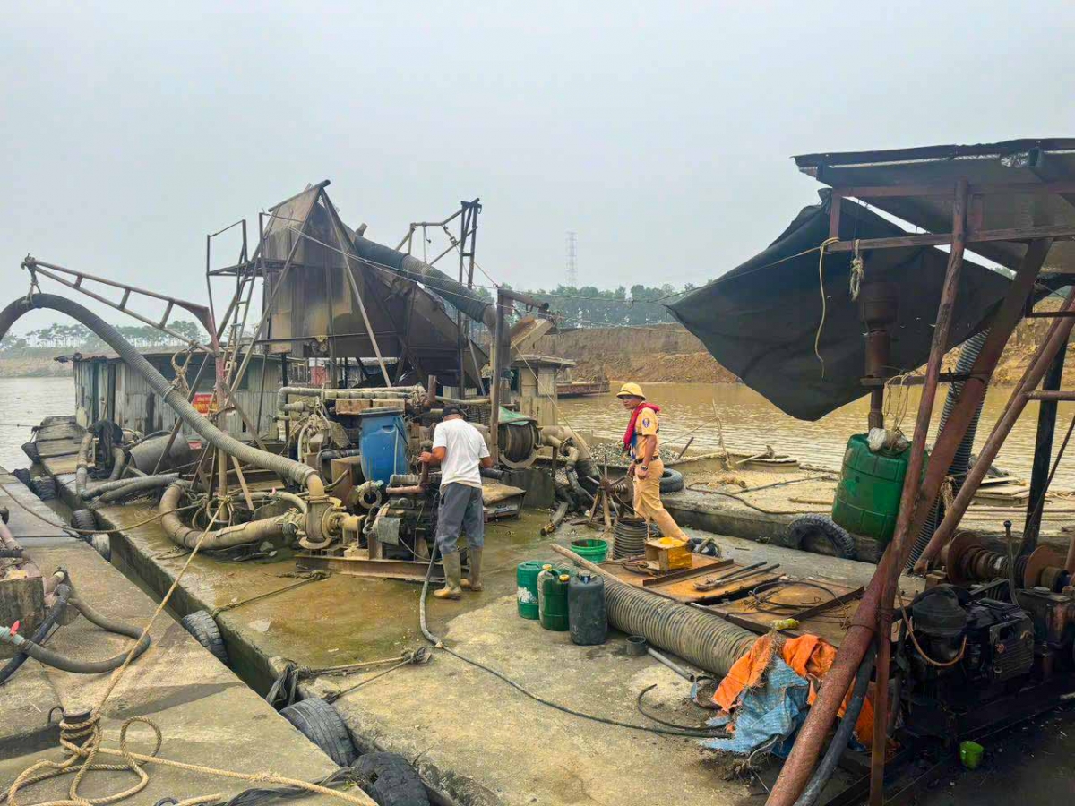 3 trong số 4 tàu hoạt động không có đăng ký và đăng kiểm bị lực lượng chức năng tạm giữ