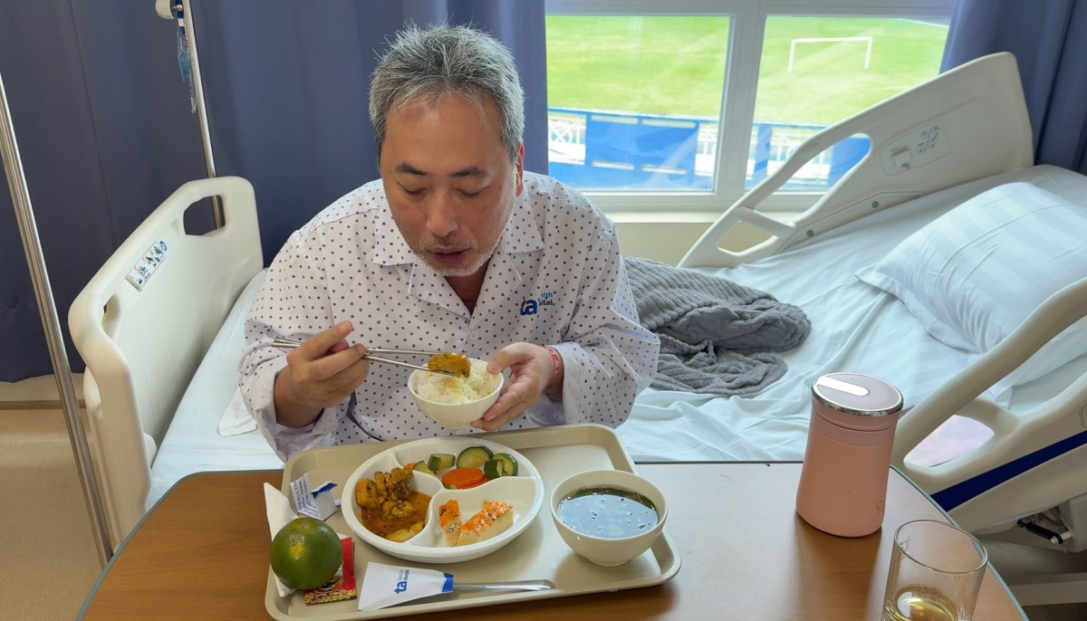 Sau thời gian nhập viện vì nhồi máu cơ tim cấp, đạo diễn Nguyễn Quang Dũng mới đây đã có chia sẻ xúc động trên trang cá nhân, kể lại trải nghiệm cận kề sinh tử và hành trình hồi phục sau ca can thiệp mạch vành. “Sau sự trải nghiệm này dù không mong muốn, nhưng chắc ai rồi cũng sẽ có lúc trải qua. Sắp tới mình sẽ làm một cái vlog dài và rõ hơn về lần trải nghiệm này, sức khỏe không thể chủ quan được”, ông nói.
