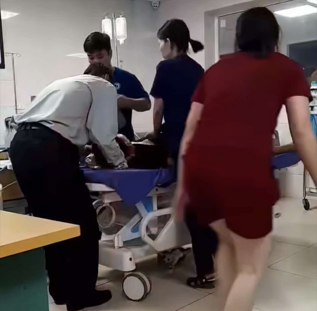 Người nhà gào thét và lao vào tấn công nhân viên y tế đang cấp cứu bệnh nhân. Ảnh cắt từ clip.
