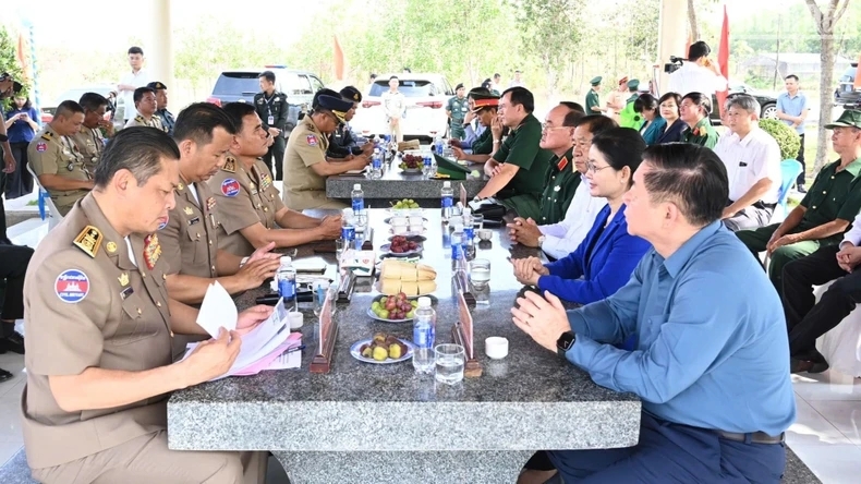 Ông Nguyễn Trọng Nghĩa nghe báo cáo công tác phối hợp bảo vệ biên giới, đường biên, cột mốc, cũng như công tác đối ngoại giữa 2 tỉnh Bình Phước và Tbong Khmum.