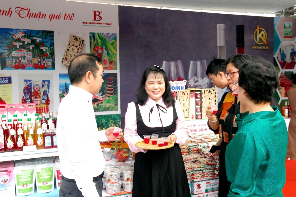 Các sản phẩm OCOP được giới thiệu tại triển lãm. Ảnh: N.T