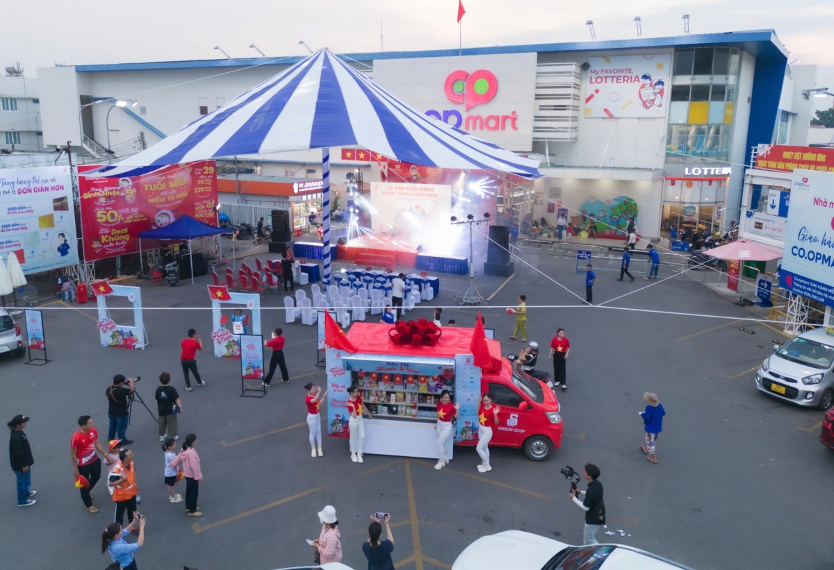 50 trạm dừng của Hành trình hạnh phúc tổ chức các hoạt động hoạt náo check in và chụp hình cùng quốc kỳ Việt Nam