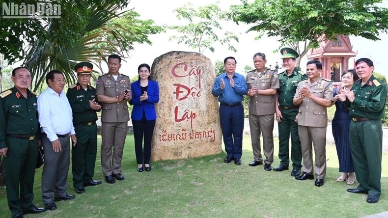 Ông Nguyễn Trọng Nghĩa và các thành viên đoàn đã đến thăm cụm công trình lưu niệm về hành trình cứu nước của nguyên Thủ tướng Campuchia Hunsen tại Khu vực X16, xã Lộc Tấn, huyện Lộc Ninh, tỉnh Bình Phước.