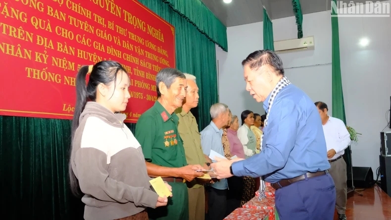 Ông Nguyễn Trọng Nghĩa tặng quà cho các gia đình người có công trên địa bàn tỉnh Bình Phước.