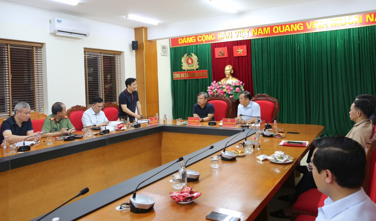 Trung tướng Nguyễn Văn Long, Thứ trưởng Bộ Công an và Bí thư Tỉnh ủy Quảng Ninh Vũ Đại Thắng trực tiếp chỉ đạo triển khai phương án truy bắt các đối tượng