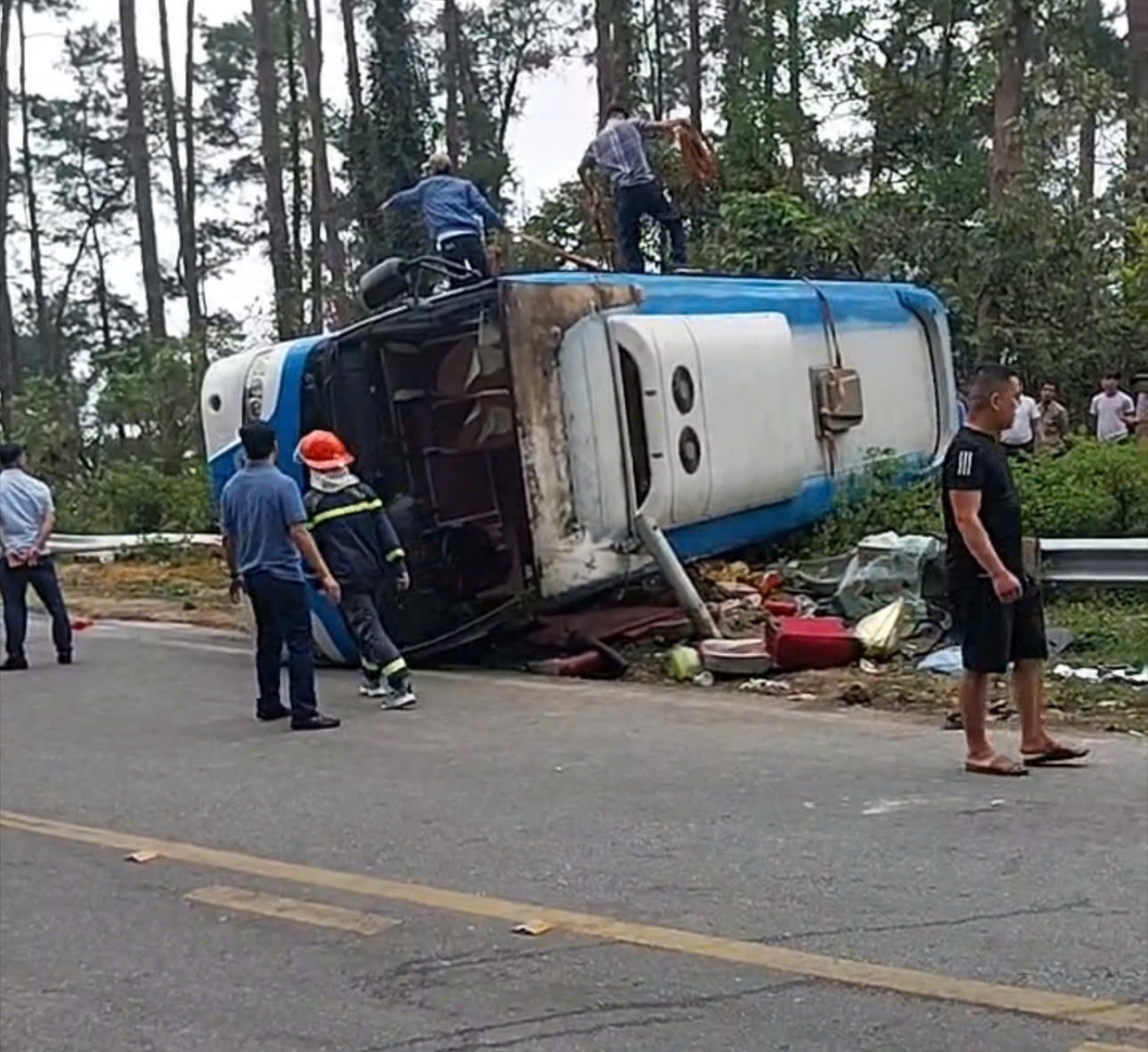 "Do vụ tai nạn nằm ở trên địa bàn xã khác (xã Hồ Sơn), trên đường đi lên thị trấn, là địa bàn giáp danh nên chúng tôi là lực lượng phối hợp với cơ quan chức năng, CSGT điều tiết phân luồng, đưa người đi cấp cứu", vị này cho biết.