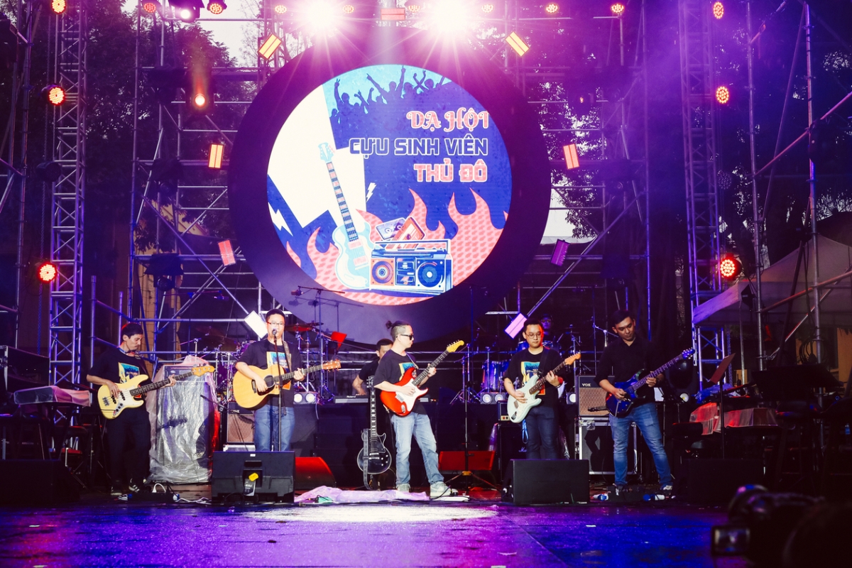 Tối 12/4, tại sân trường Đại học Tổng hợp cũ (19, Lê Thánh Tông, Hà Nội), hàng nghìn cựu sinh viên Thủ đô đã được sống lại những năm tháng thanh xuân đẹp nhất với những ca khúc kinh điển của Việt Nam và thế giới một thời được thể hiện bằng giọng ca của NSND Thanh Lam, Bằng Kiều, Thuỳ Dung, Thanh Tâm, Thảo Vân, Đinh Lan Hương, Liên Trịnh, nhóm ABBA Việt Nam cùng các ban nhạc: Phương Đông, Thời gian, Ngựa hoang, Chìa Khoá Vàng, Purple Blues….