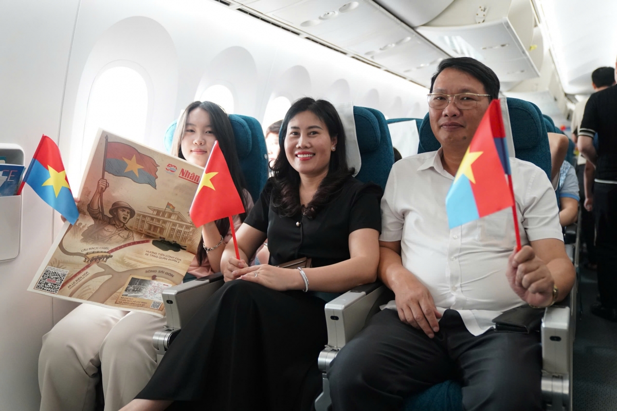 Tất cả hành khách cùng phi hành đoàn vẫy cao lá cờ đỏ sao vàng, hòa mình vào giai điệu bài hát “Như có Bác trong ngày đại thắng”, tạo nên không khí rộn ràng và phấn khởi.