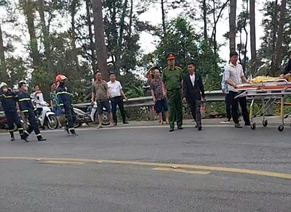 Hiện nay đoàn về Trung tâm y tế huyện Tam Đảo, Bệnh viện đa khoa Vĩnh Phúc để thăm hỏi các nạn nhân cũng như động viên các y bác sỹ khẩn trương cấp cứu, phẫu thuật các nạn nhân bị nạn.