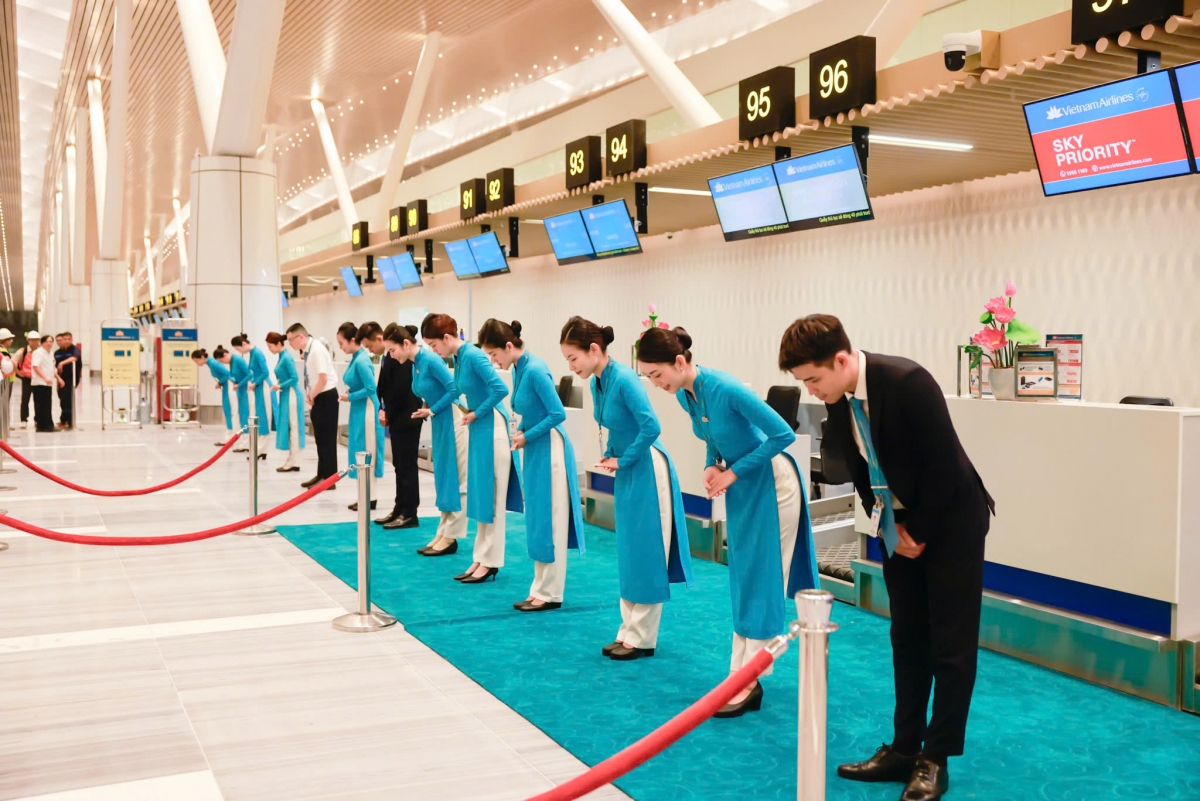 Nhân viên Vietnam Airlines bước vào ca trực từ sớm, sẵn sàng phục vụ ca trực đầu tiên trên chuyến bay đầu tiên xuất phát từ nhà ga T3.