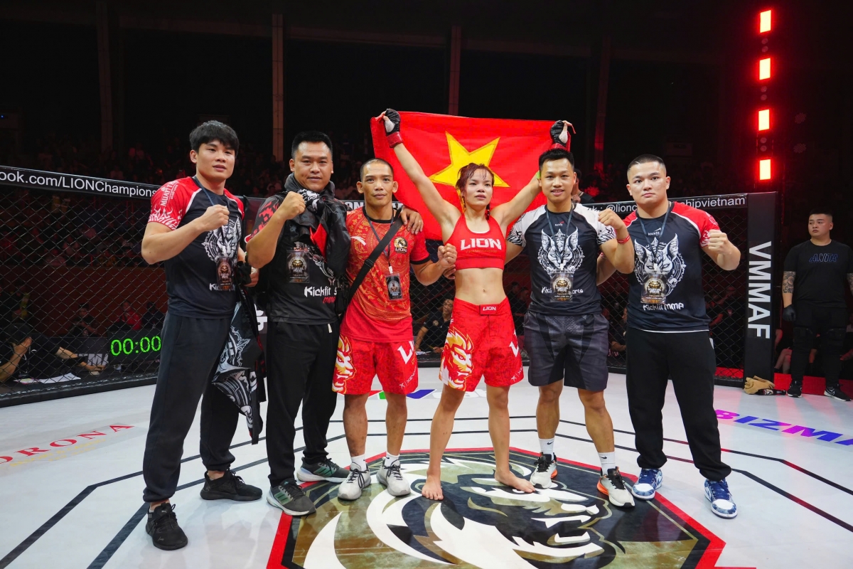 Cuối cùng Trà My có chiến thắng sau 3 hiệp đấu căng thẳng bằng những quyết định đồng thuận từ tổ trọng tài. 