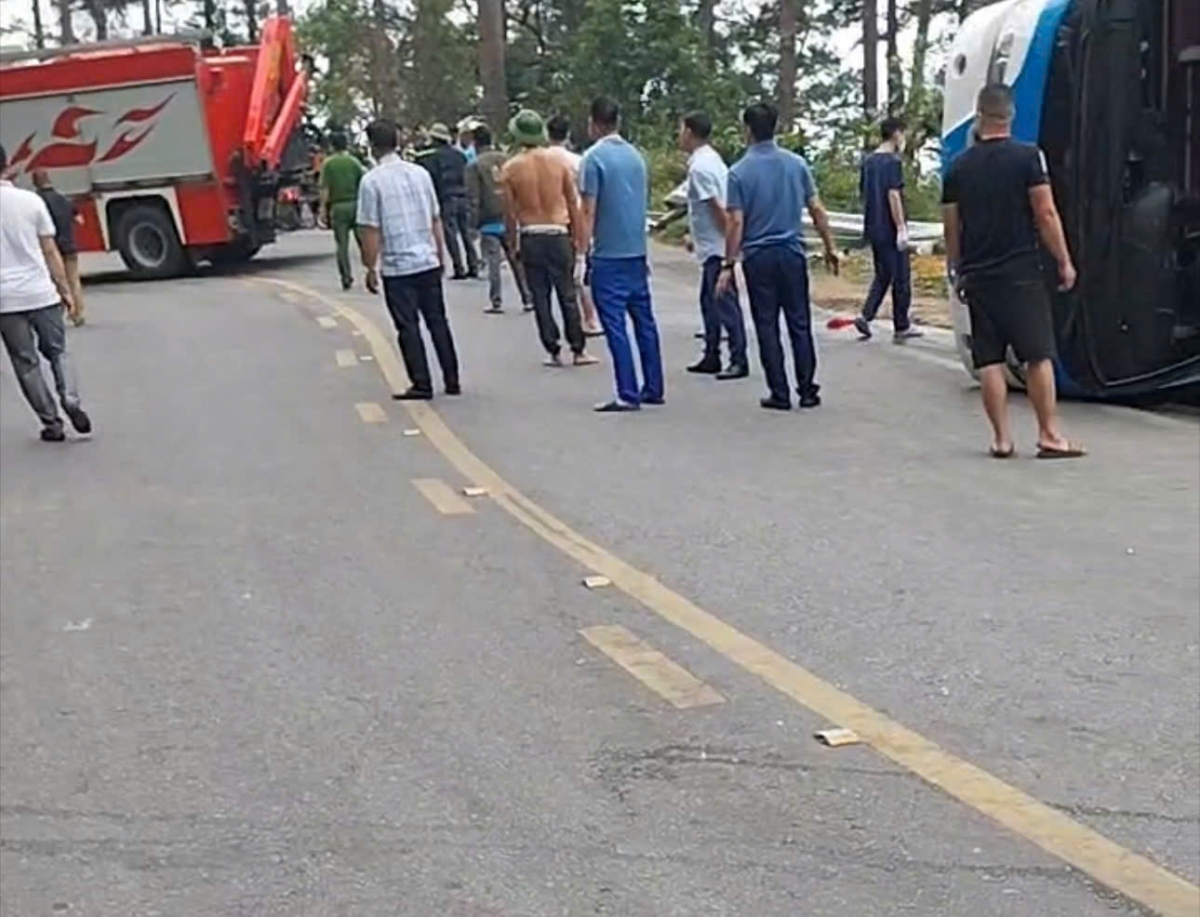 Theo báo cáo sơ bộ, trên xe có khoảng 15 hành khách, 1 lái xe, có nhiều trẻ em trên xe.