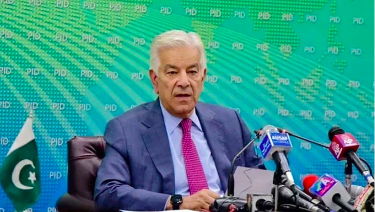 Bộ trưởng Quốc phòng Pakistan Khawaja Asif phát biểu tại một cuộc họp báo ở thủ đô Islamabad (Ảnh: Geo News)