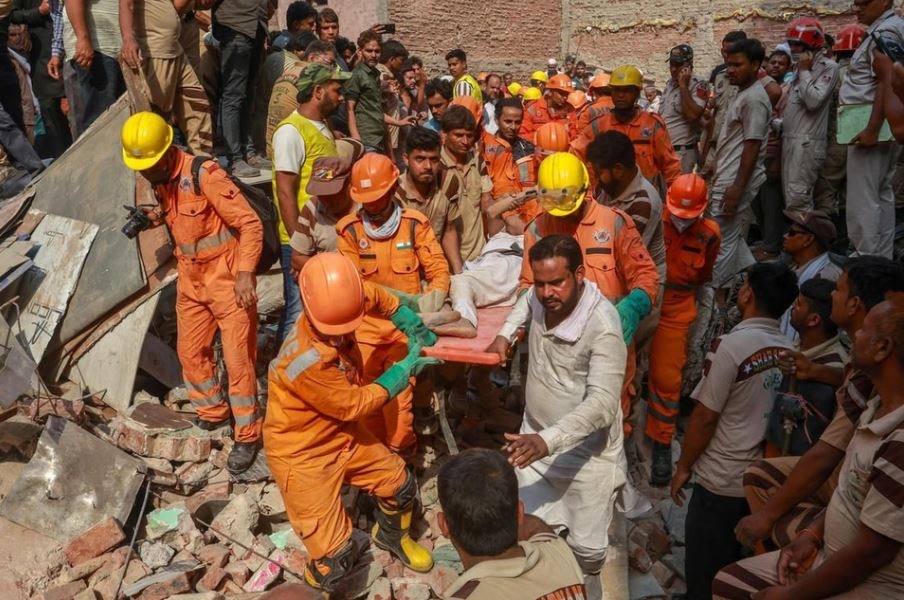 Sập tòa nhà chung cư nhiều tầng ở Ấn Độ khiến 11 người thiệt mạng. Ảnh: Reuters