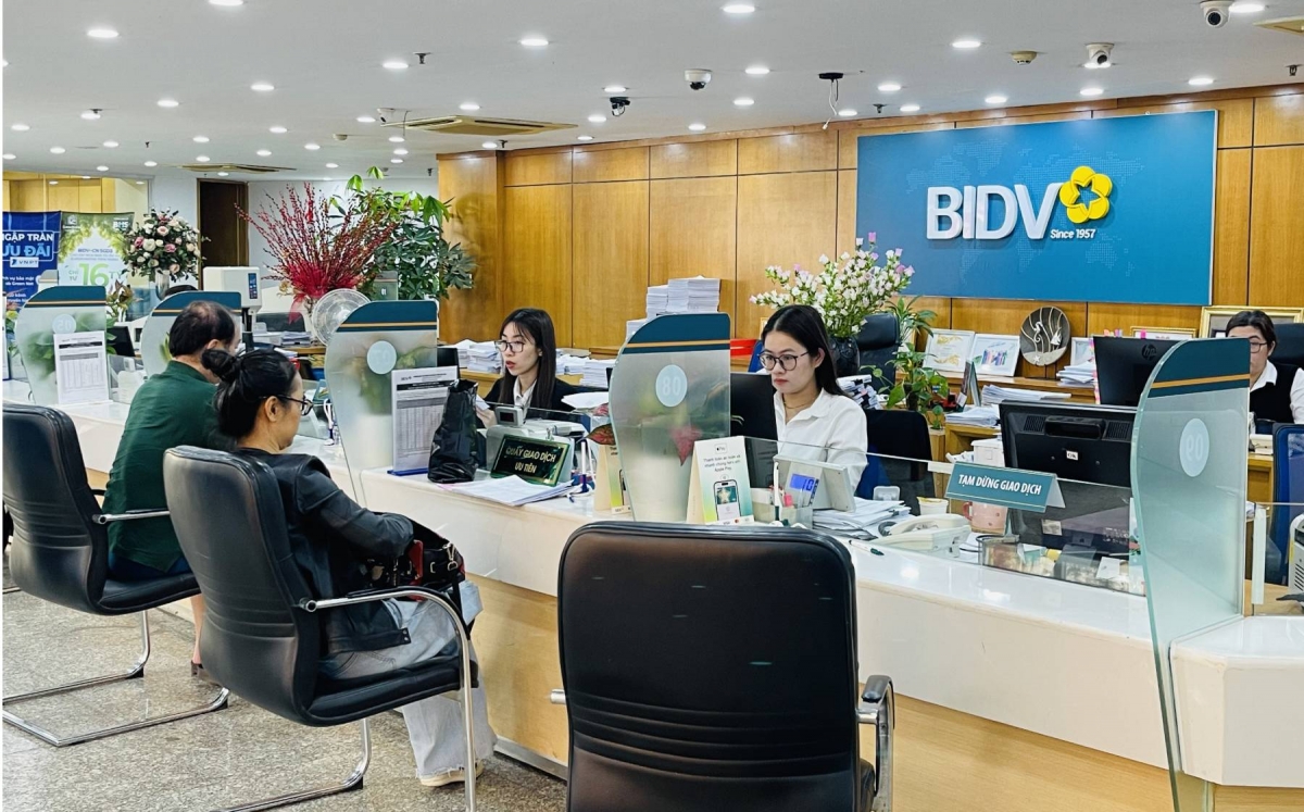 Người trẻ đi vay vốn ngân hàng để mua nhà 