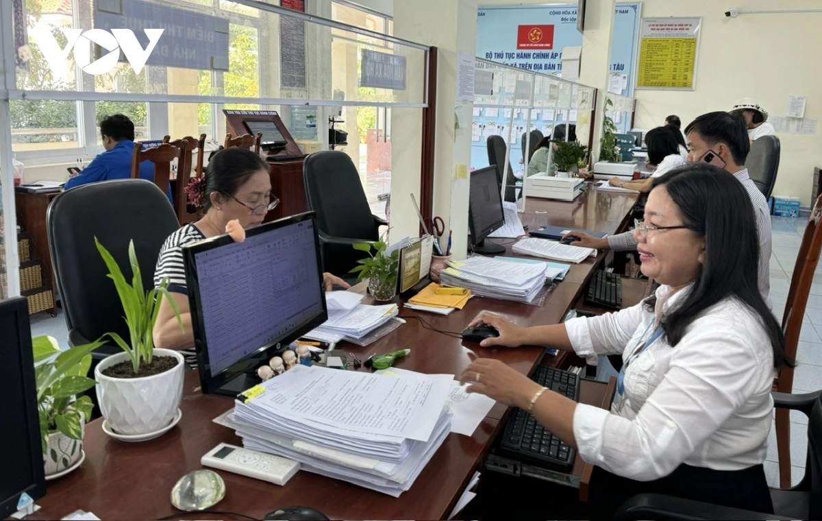 Việc sắp xếp, bố trí cán bộ, công chức, viên chức, người lao động bảo đảm yêu cầu tinh giản gắn với cơ cấu lại và nâng cao chất lượng đội ngũ, phù hợp với thực tiễn của địa phương. (Ảnh minh họa)