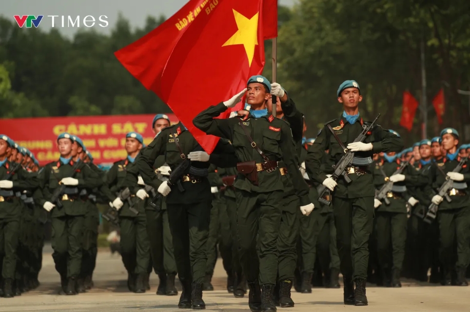 Khối Cảnh sát bảo vệ hòa bình Liên hợp quốc hợp luyện diễu binh, diễu hành trên thao trường.