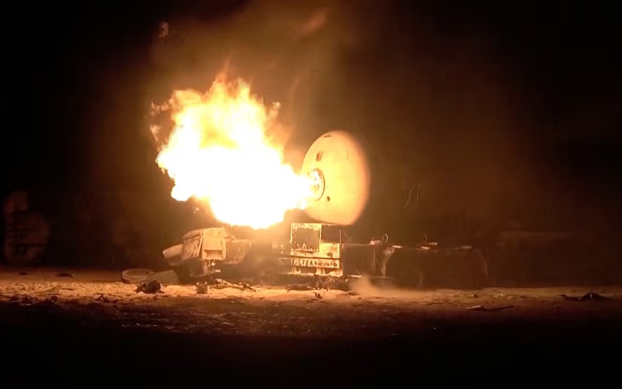 Téc nhiên liệu bốc cháy trong cảng Ras Isa của Houthi khi Mỹ không kích nơi này. Ảnh: Al-Masirah TV.