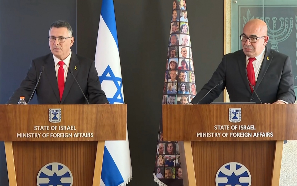 Ngoại trưởng Israel Saar và Phó Tổng vụ trưởng Weissbrod, Bộ Ngoại giao Israel, tại buổi họp báo ngày 28/4. Ảnh: Mạng xã hội X của Bộ Ngoại giao Israel.