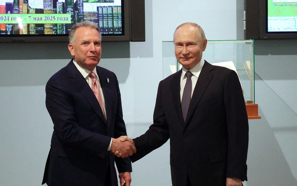 Đặc phái viên Mỹ Witkoff (trái) trong một lần gặp gỡ Tổng thống Nga Putin trước đây. Ảnh: Reuters.