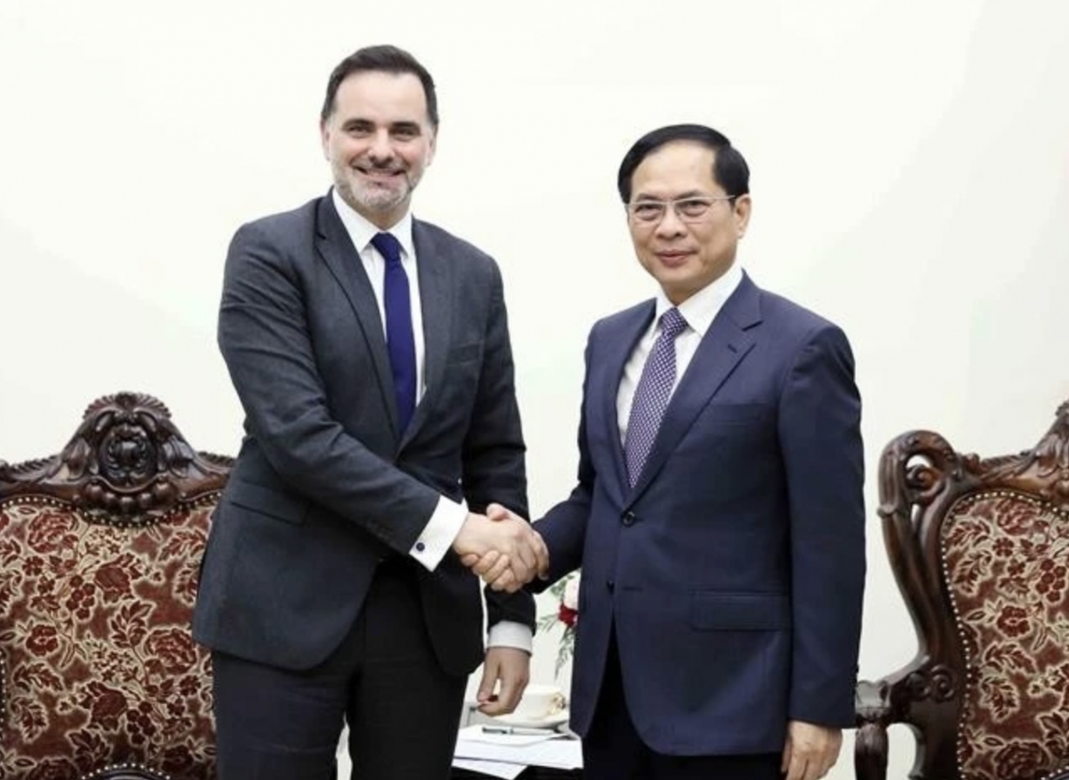 Deputy Prime Minister and Minister of Foreign Affairs Bui Thanh Son (right) and French Minister Delegate for Foreign Trade and French Nationals Abroad Laurent Saint-Martin in Hanoi on April 12 (VNA)