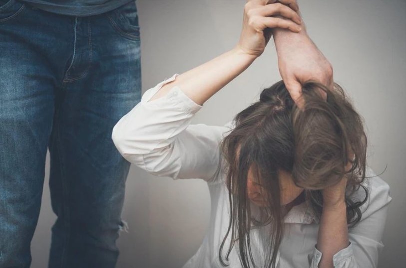 Cưới xong, chồng lộ rõ bản chất là kẻ vũ phu, ham mê cờ bạc (Ảnh minh họa, nguồn: KT)